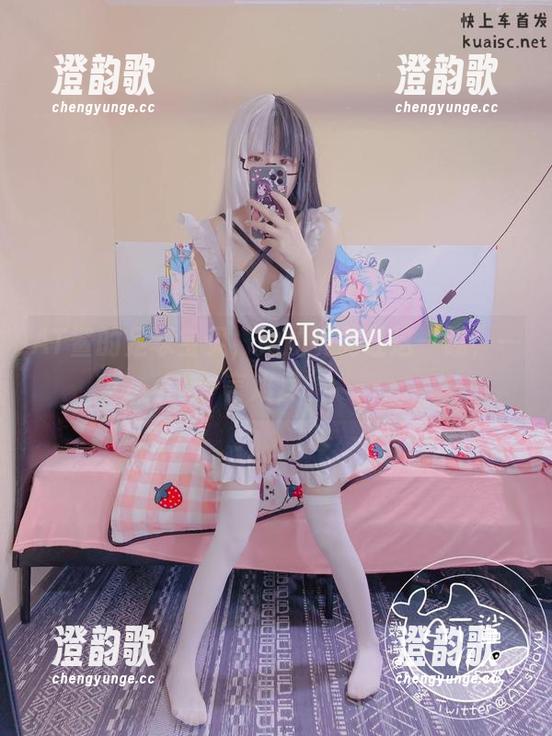 AT鲨的足球宝贝，她的姿势让这一踢，一言难尽。