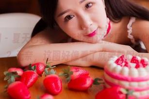 GIRLT果团网 – 夏天已到，怎能没有这款周大萌的高清短裤壁纸？无奈，这图好像看了就要赞叹…
