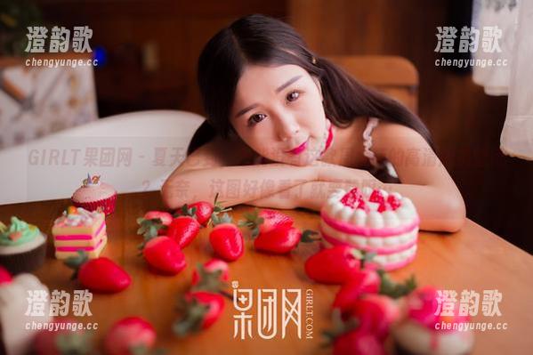 GIRLT果团网 - 夏天已到，怎能没有这款周大萌的高清短裤壁纸？无奈，这图好像看了就要赞叹…