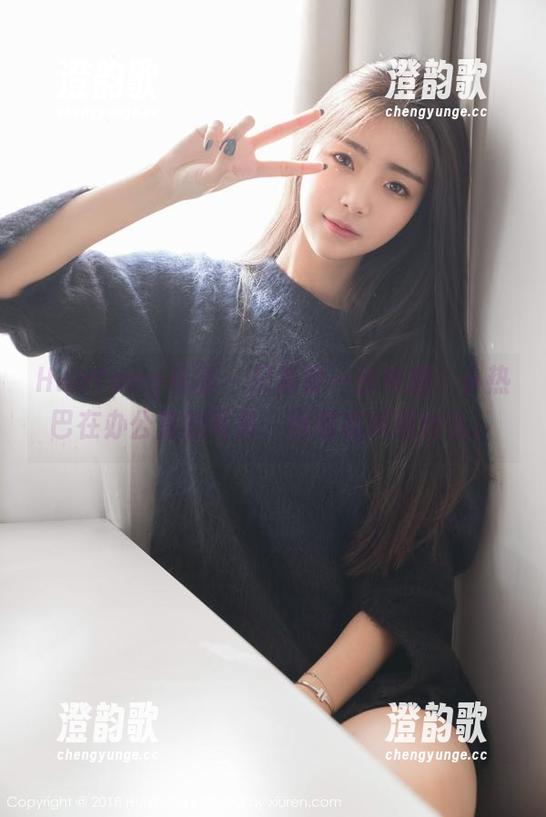 HuaYang花漾 - 只需要一台电脑：小热巴在办公室的写真，恍若在演绎什么。