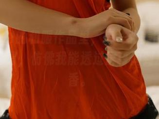 在ROSI的和服作品里，每一张美图都像是在邀请，仿佛我能透过屏幕闻到那股墨香。
