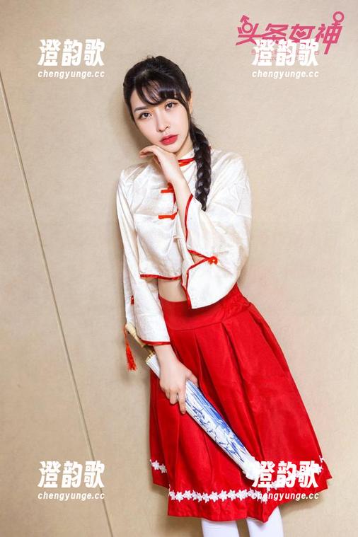 TouTiao头条女神 - 曲佑熙的新作品，白衣之下有多少小心思？关注更新不得不看！