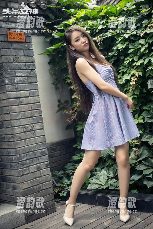 TouTiao头条女神 - 李菲儿的泳衣写真，水面下藏了些什么呢？
