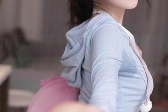 Xiuren秀人网 – 学着Qiqi的可爱，分享她的写真集，我的姨妈炸了。