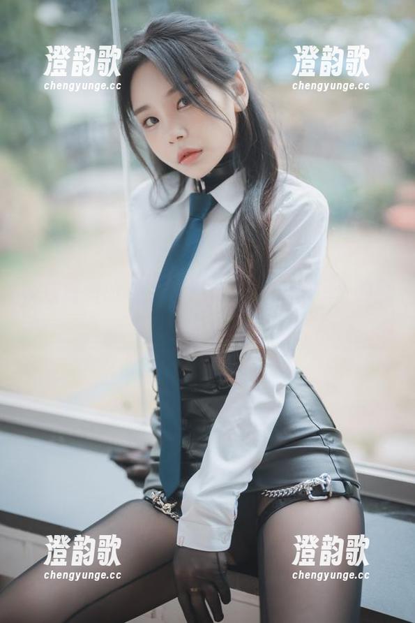 带着短裤的Zzyuri，好像在cos一个神秘的角色？