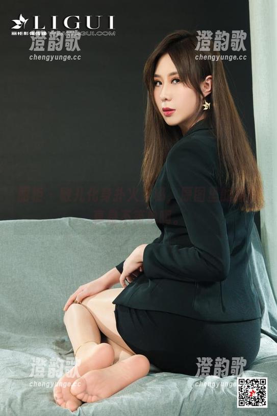 丽柜 - 敏儿化身扑火女秘，原图里的福利真是不简单啊。