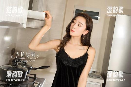 克拉女神 - 比基尼私房图集：杨暖在沙滩上的悠闲小片段