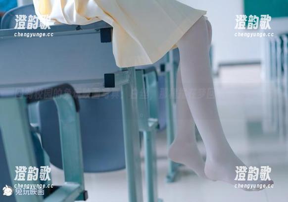 回到校园的兔玩映画写真：白丝，那裙摆在梦回的教室中轻扬。