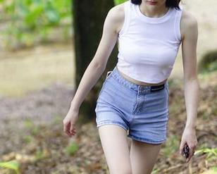 初夏女神 – 依依长腿写真集要不要？精选中的腿，可能会成为你的新宠。