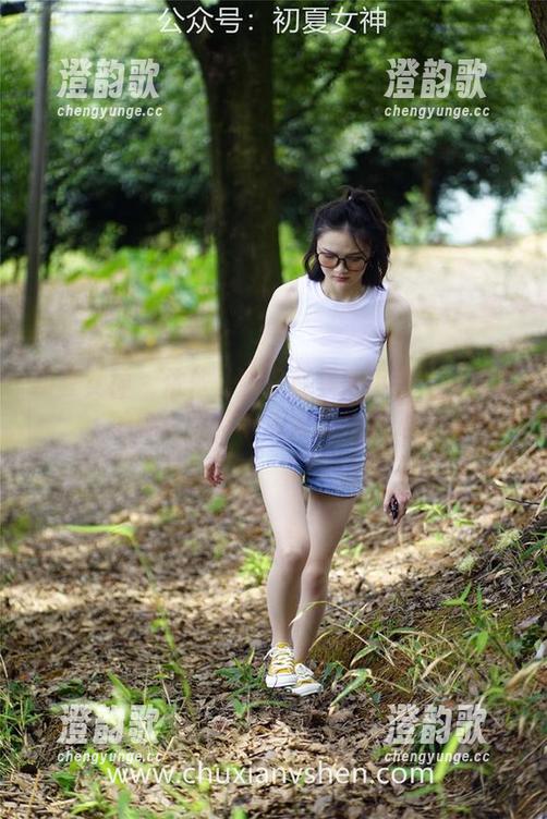 初夏女神 - 依依长腿写真集要不要？精选中的腿，可能会成为你的新宠。