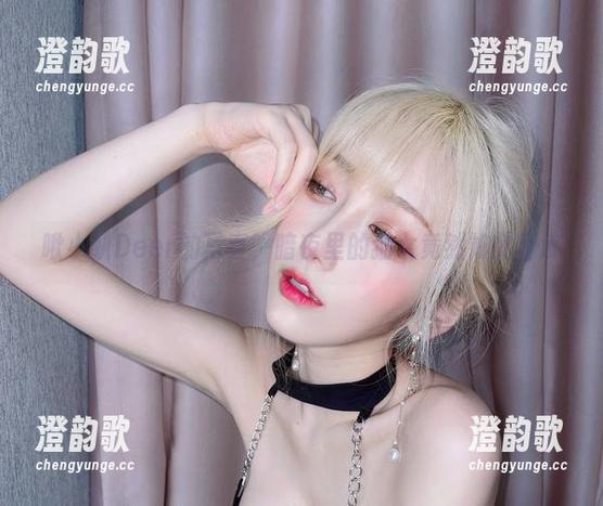 啾小妍Deer的写真，暗夜里的猫女竟然如此俏皮