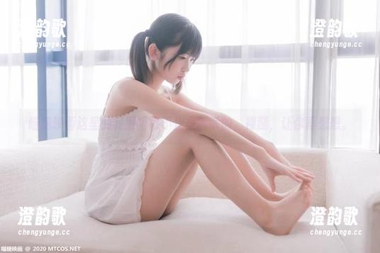 喵糖映画 喵糖映画这里的制服裙可不止是乖乖的,裸腿,让你再想想。