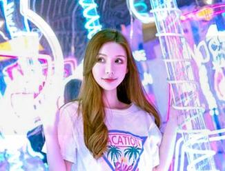 嗲囡囡 – 不得不说，SiByl李思宁的旅拍在线作品，还真有那么点小清新，配上咖啡更妙。