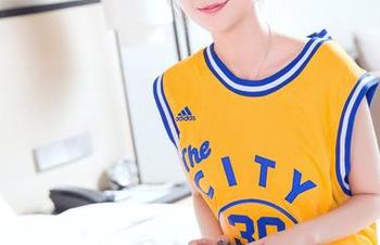 头条女神 – 比基尼不出奇，但李丽莎的高清写真集肯定让人多看几眼