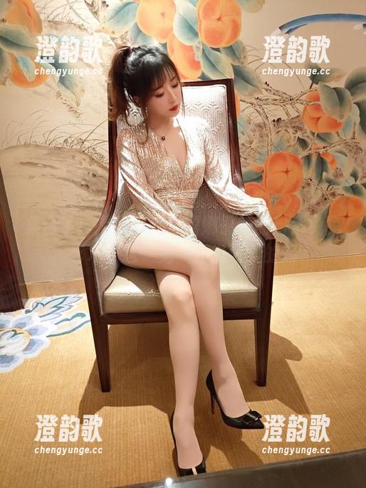 集合了！揭晓小女巫露娜最新的粉紫兔兔艺术，这“兔”还挺可爱的嘛