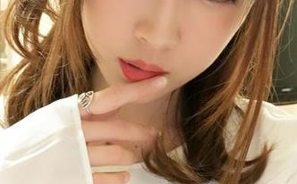 小女巫露娜的小红裙户外写真，仿佛在跟清风调情