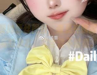 拿着嶋葵的蕾丝图包，像是在翻阅一本妩媚的杂志，完全过不过瘾。