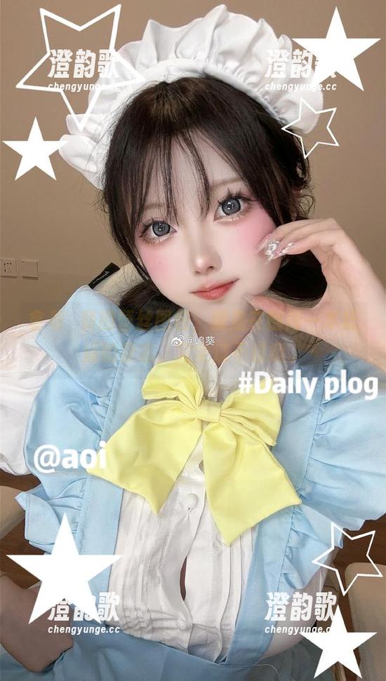 拿着嶋葵的蕾丝图包，像是在翻阅一本妩媚的杂志，完全过不过瘾。