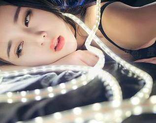 推女神 – 温心怡与天台：原图里的日常闲适，当然，我只想下载她的氛围。