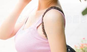 推女神 – 裸足？没错！顾欣怡图包里的故事大于“豆腐”