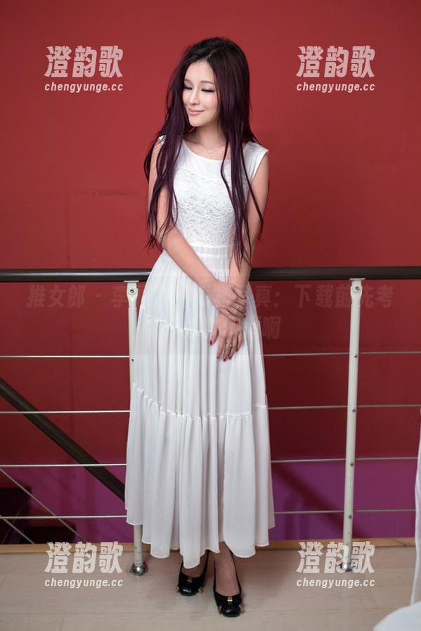 推女郎 - 李丽莎的短裙写真：下载前先考虑好心脏问题啊