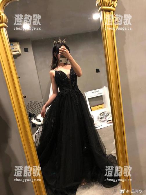 是青水的裸足小奇迹，快来翻翻这绝美图包！