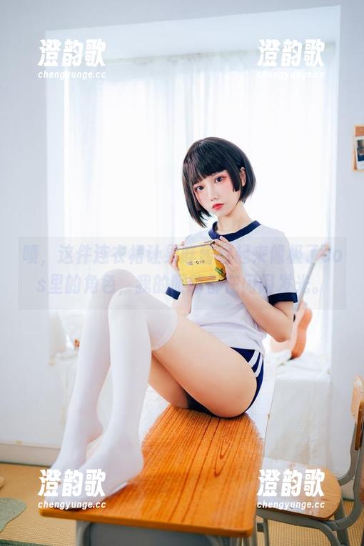 啧，这件连衣裙让果咩酱看起来像极了cos里的角色，我的眼睛都在闪闪发光。