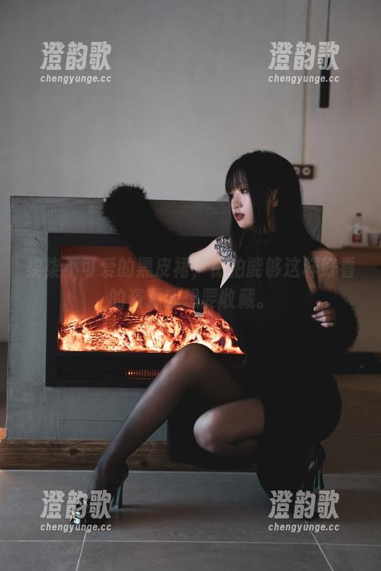柒柒不可爱的黑皮裙，街拍能够这样好看的资源我想要收藏。