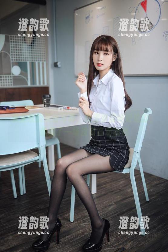 泥泥汝 泥泥汝的灰丝写真,高清却没啥好说的,像极了一场没有高潮的戏