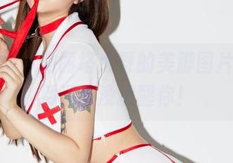 低调奢华，洛丽塔大哥的美脚图片合集，别说我没提醒你！