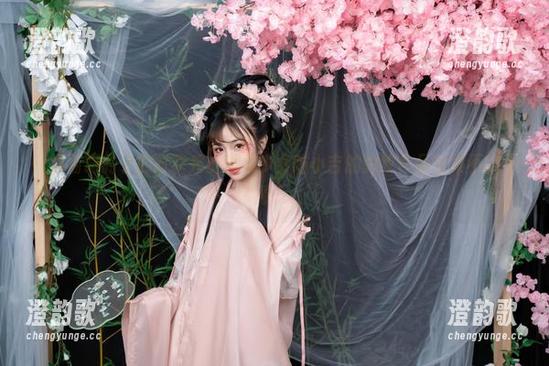 一场猫跟豹子的时装秀：爆机少女喵小吉的豹纹作品全集不得不看！