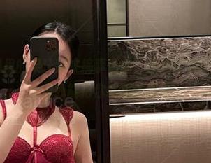 微密圈 – 牛奶里的果汁又来搞事情啦，红色套装搭配高清图集，有种我能把你制服的感觉！