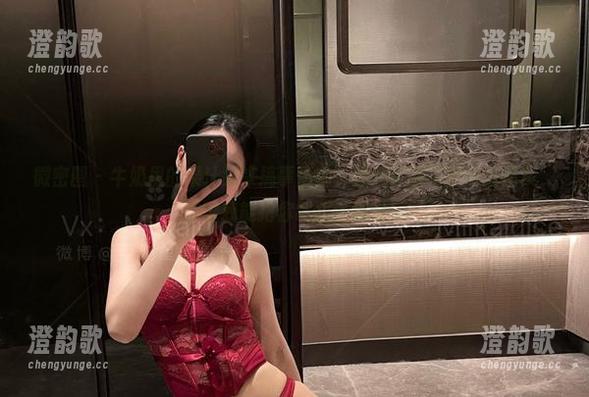微密圈 - 牛奶里的果汁又来搞事情啦，红色套装搭配高清图集，有种我能把你制服的感觉！