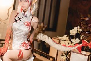 观看狐萝卜呦放飞自我的校服写真，只能说人美衣服更养眼！