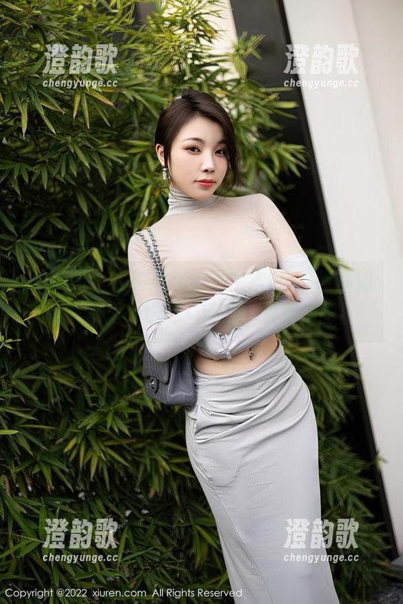 秀人网 - 私拍瑜伽，冯木木LRIS教你如何在家里，也能‘倒立’着拿泡面！