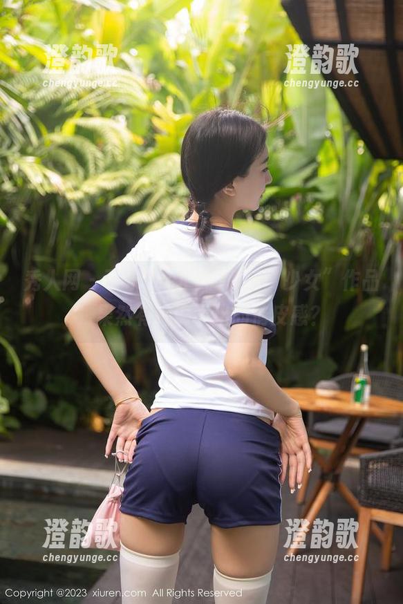 秀人网 - 可乐Vicky的私房“少女”作品，果然有种说不出的俏皮感？