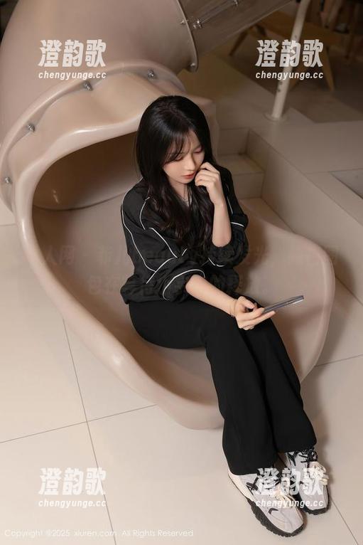 秀人网 - 菲儿beauty持续发光，纯白图包在等待小宇宙的释放。
