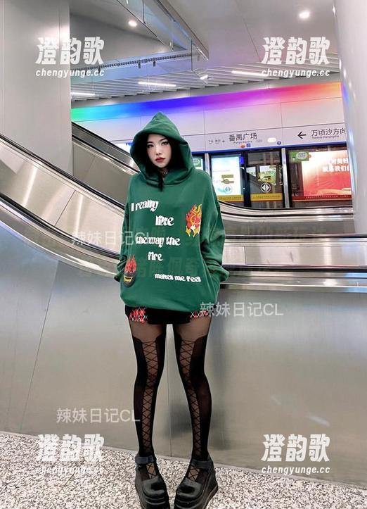 微密圈 - 套图来啦，红底高跟的新玩法，粉色的猪陈佩奇再现魔法。