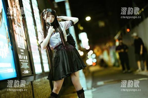 落落Raku的夏天美图：衣柜里的灯光与影子