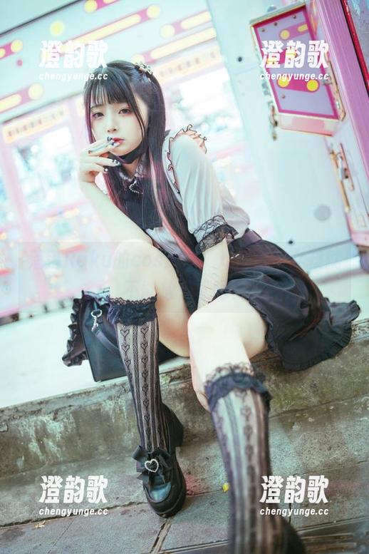 落落Raku的cos：唉，难道城市女孩就不能放轻松吗？