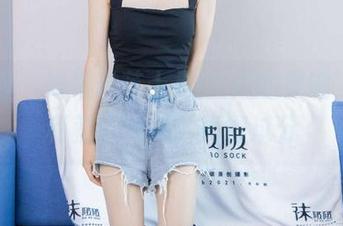袜啵啵 – 如果说芝士是OL风的灵魂，那福利就很给力，亮得过分