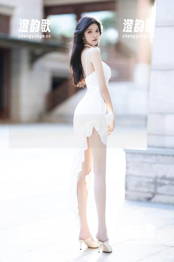 语画界 - 看！最新图集里的李丽莎是个不折腾就不舒服的女孩，那姿态，啧啧啧。