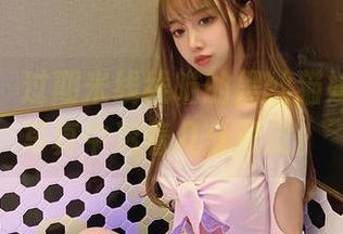 阳台上，过期米线线喵的黑丝猫娘，福利写真中透着几分顽皮。