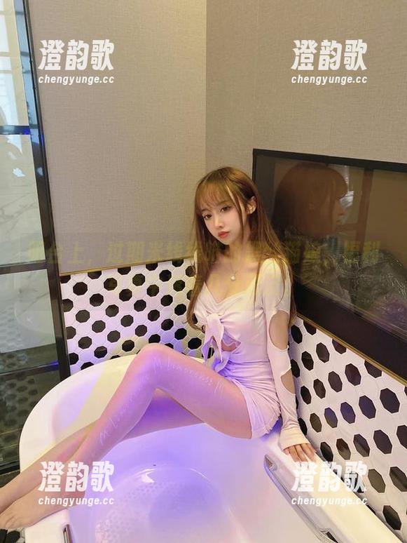 阳台上，过期米线线喵的黑丝猫娘，福利写真中透着几分顽皮。