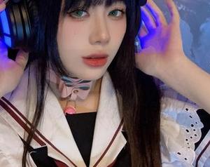 看阿九从不咕咕的黑丝套图，分享的话题从未如此让人尴尬又好奇。