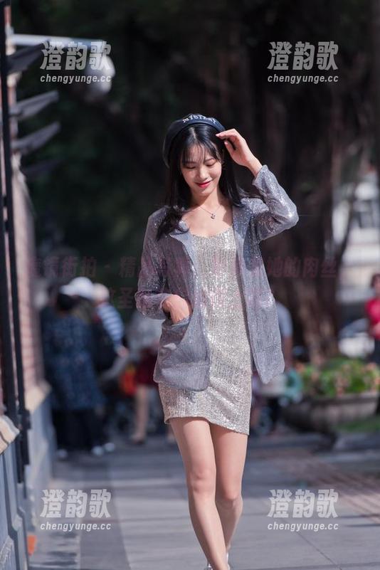 魔镜街拍 - 精品写真：婷婷和她的肉丝，这圣诞节你追得上吗？