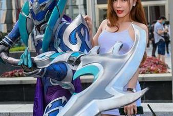魔镜街拍 – 高清福利：婷婷在白色吊带连衣裙中轻舞的美腿，黑丝别致又吸睛？这就是资源的魅力！