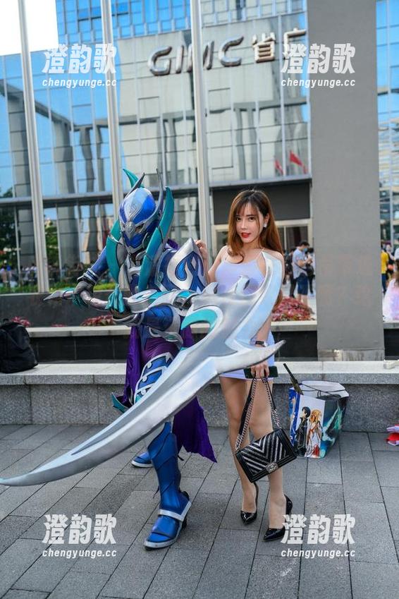 魔镜街拍 - 高清福利：婷婷在白色吊带连衣裙中轻舞的美腿，黑丝别致又吸睛？这就是资源的魅力！