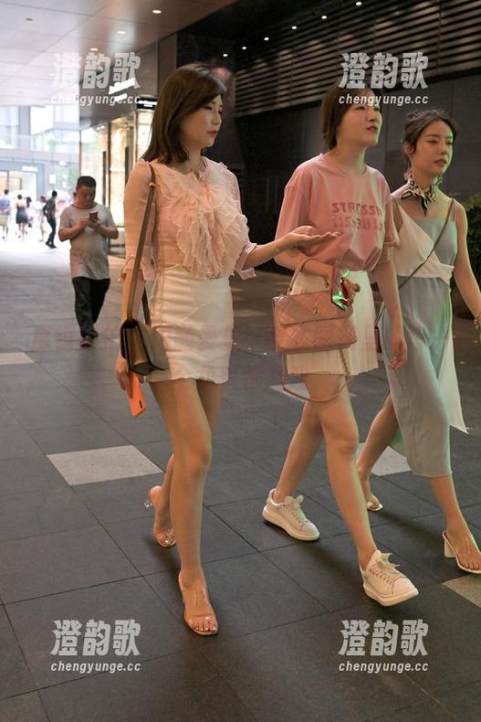 魔镜街拍 - 跟随曼曼，皮衣图册里的每一个角落都有戏